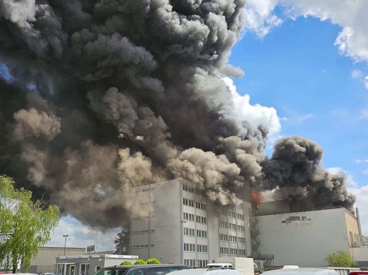    Пожар на заводе компании Diehl в Берлине© Фото : Berliner Feuerwehr/X