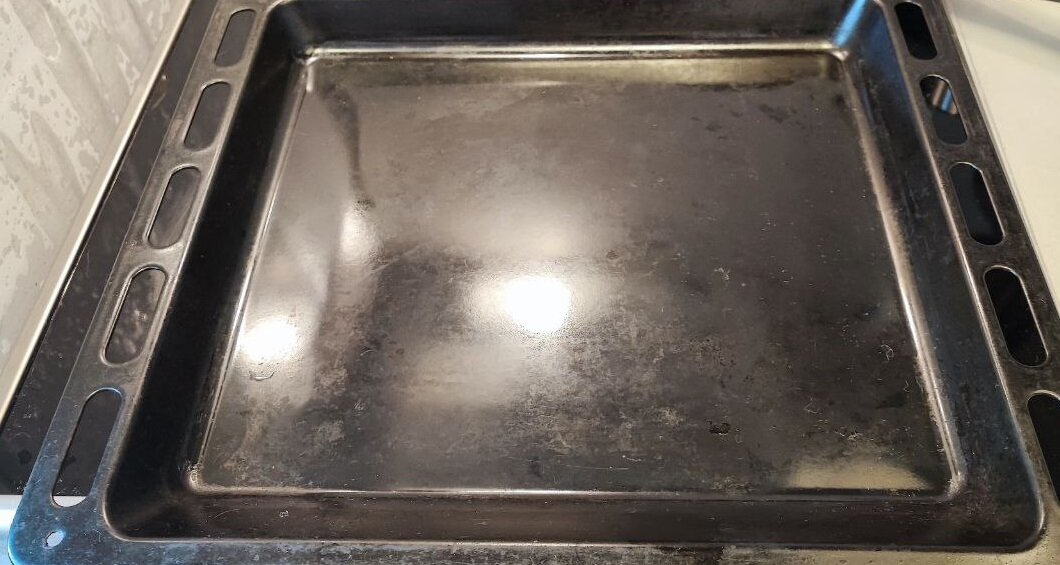 Противень до применения средства.