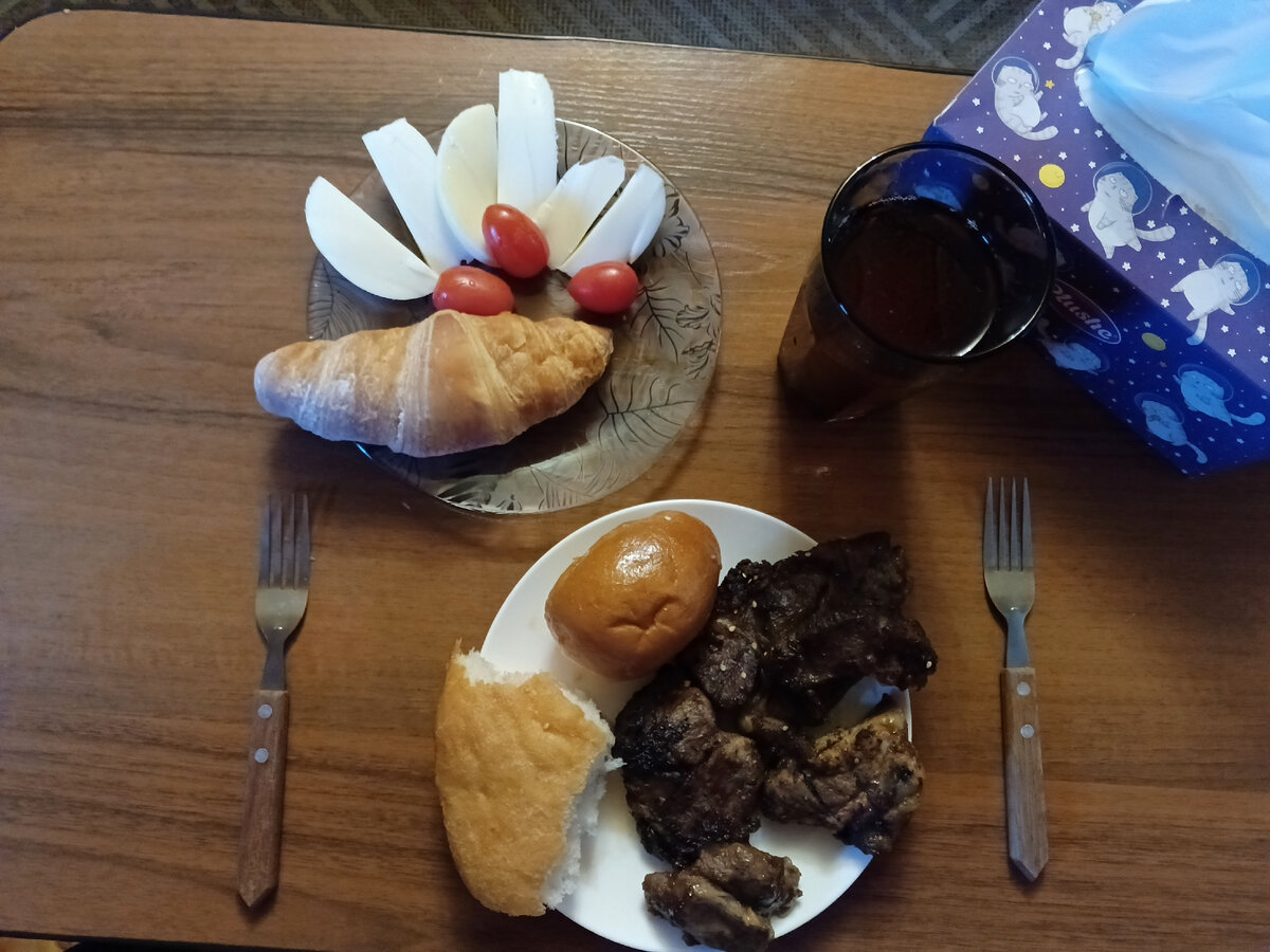 Утро. Доедаем вечернее 😄 кому сыр с круассаном, кому мясо.