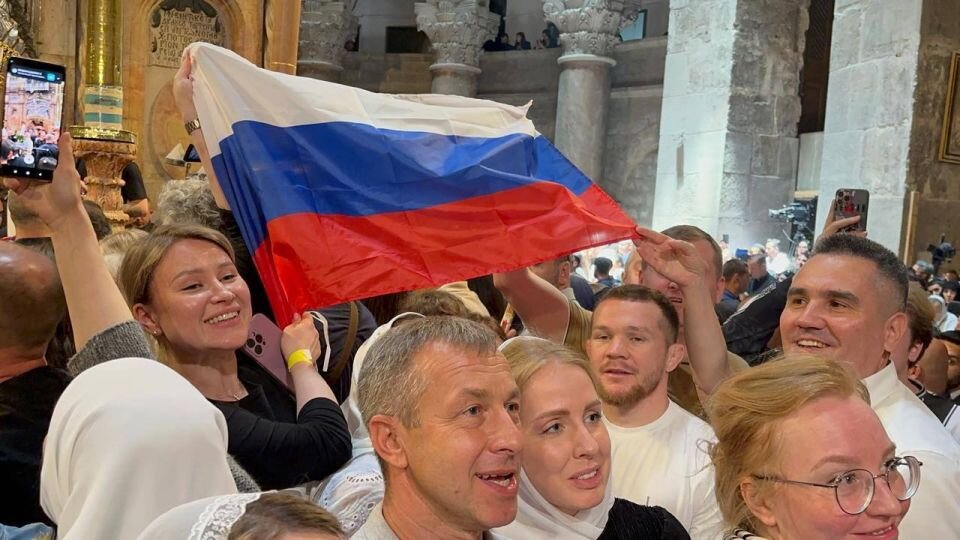    Люди на церемонии схождения Благодатного огня. Источник: t.me/MariaVladimirovnaZakharova