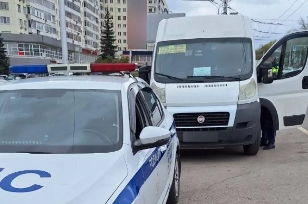    ГИБДД наказали микроавтобус в Уфе, который ездил по тротуарам