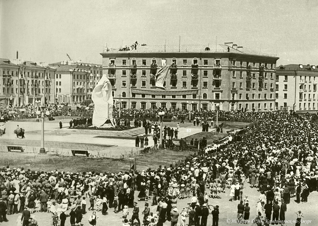 Люди стояли даже на балконах и крышах зданий