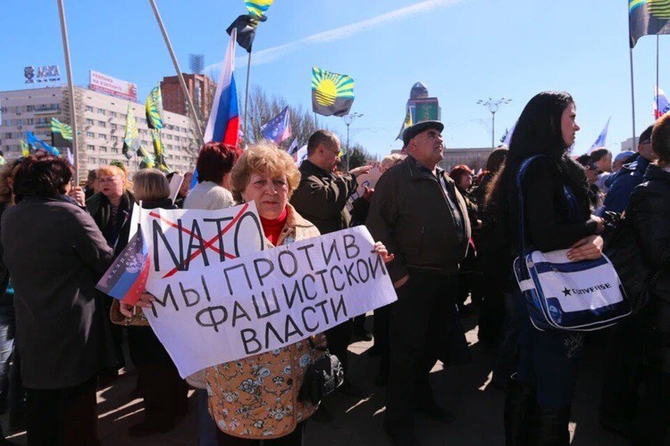   Дончане выражают народный протест на митинге в Донецке в 2014 году Евгения ГУСЕВА