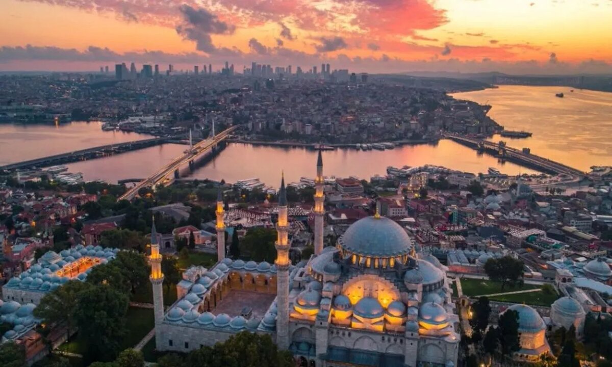 Стамбул, бывшая столица Римской, Византийской и Османской империй, известен историческими памятниками. Собор Святой Софии, ныне мечеть, и дворец Топкапы — ключевые достопримечательности.