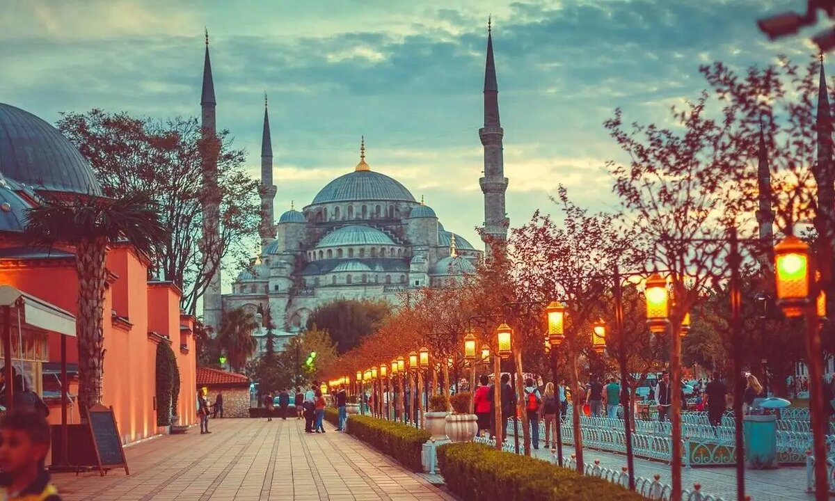 Стамбул, бывшая столица Римской, Византийской и Османской империй, известен историческими памятниками. Собор Святой Софии, ныне мечеть, и дворец Топкапы — ключевые достопримечательности.