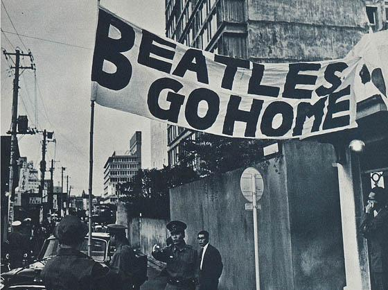 Даже в Японии, где у Beatles в 1966 г. были концерты, появились такие плакаты с надписью "Beatles езжайте домой"
