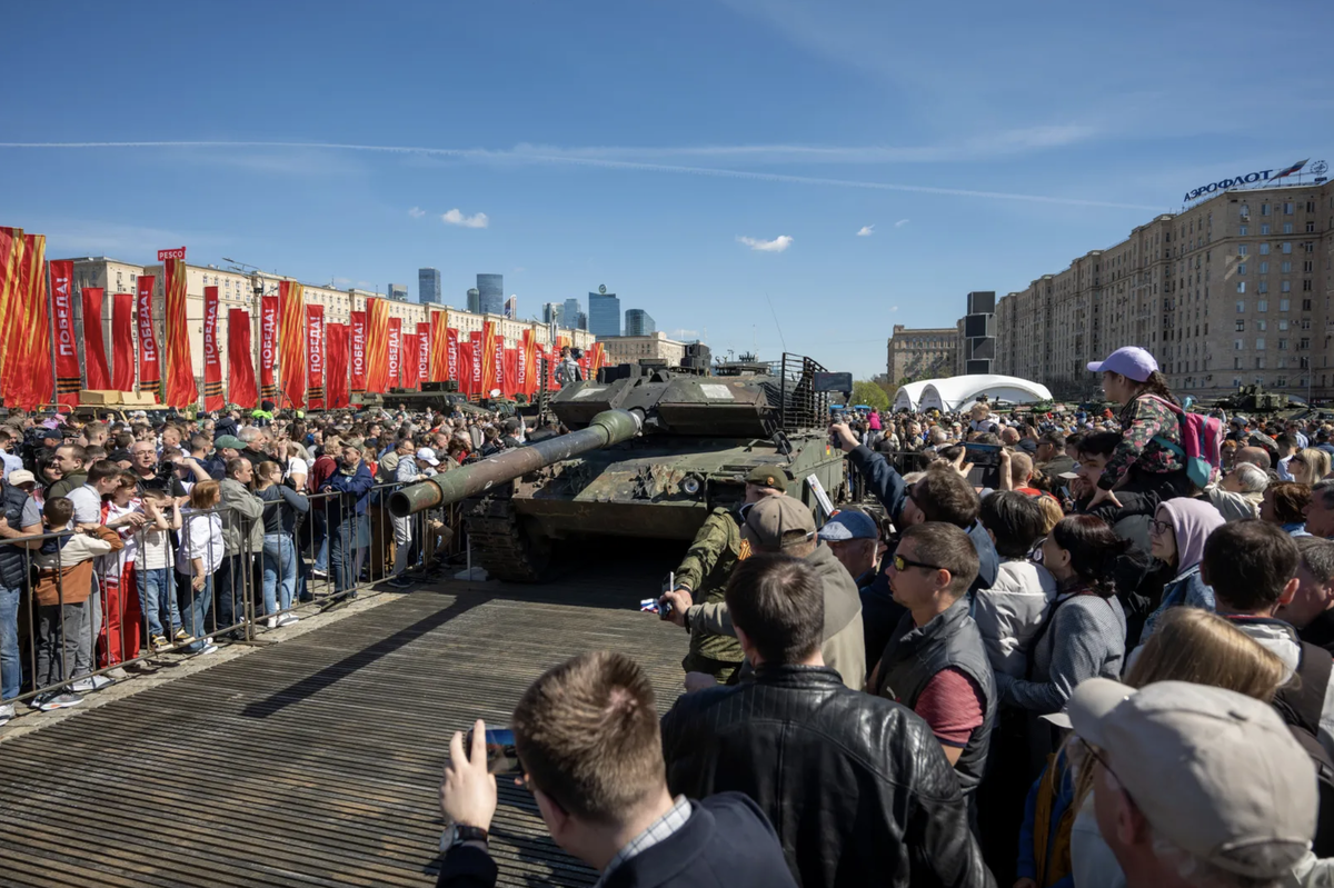 Посетители танка Leopard 2 в Москве: фотографии с военными трофеями © Дмитрий Серебряков / DER SPIEGEL 