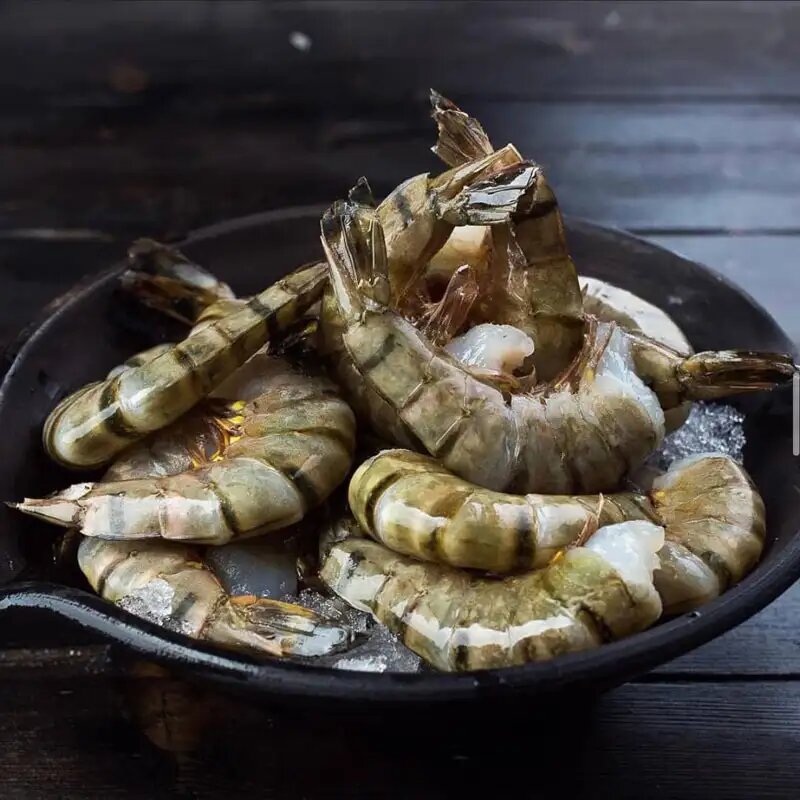 Желательно в этот салат купить вот такие креветки-грамм 300-400. Фото взято из открытых источников.