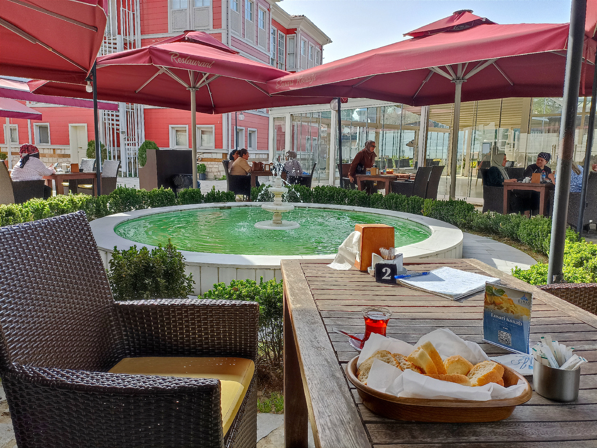 Как видно на фото, заняты все столы на 4 персоны, но на половине из них сидит по 1 человеку - немыслимая роскошь!). Журчание фонтана и котики - здесь приятно отдохнуть