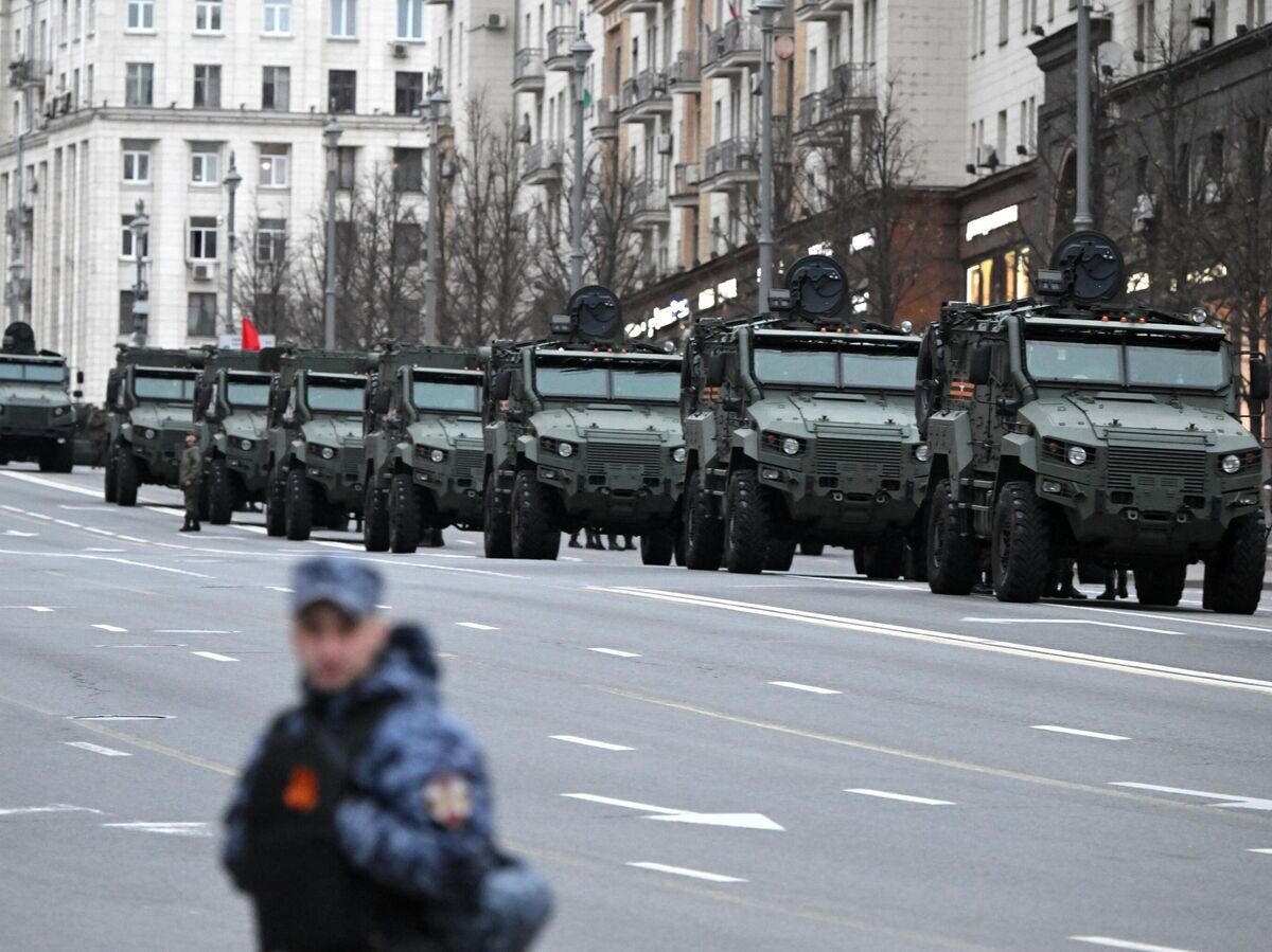    Бронеавтомобили "Феникс" в колонне военной техники перед репетицией парада в честь 79-летия Победы в Великой Отечественной войне© РИА Новости / Максим Блинов