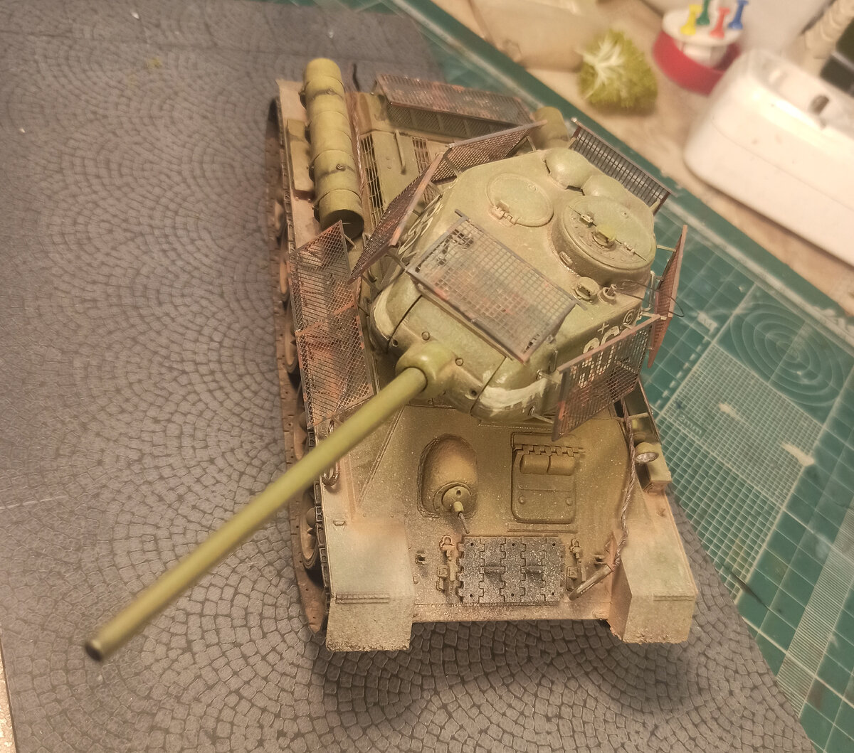 Модель  советского среднего танка Т-34-85 в масштабе 1/35. Производитель "Звезда". Автор - Дмитрий Лебедев (г. Лобня), 2024 год