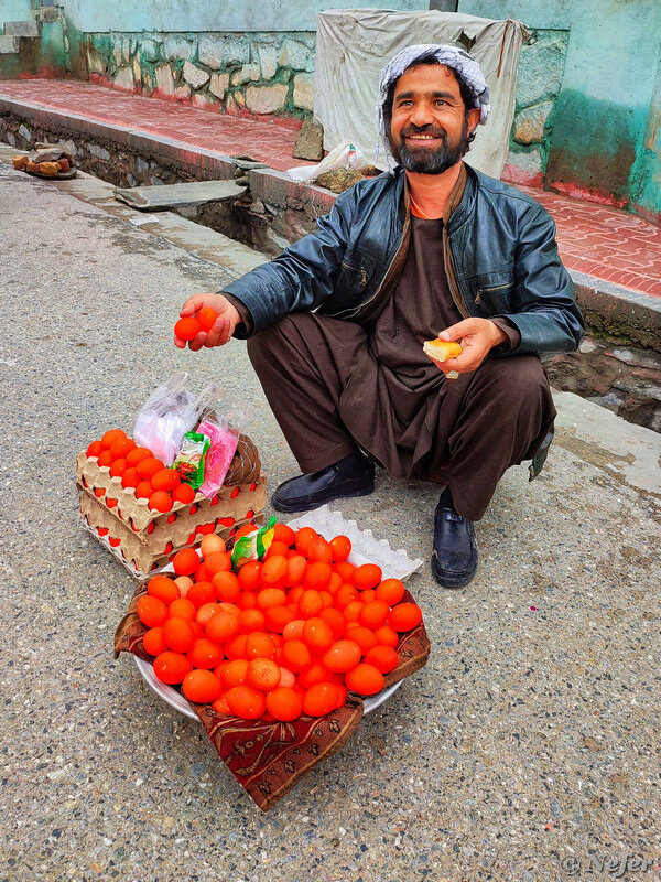 Недавно вернулась из путешествия по Афганистану. Удивилась, что в Кабуле около мечети продавались крашеные яйца. Вообще, вареные яйца - популярный фастфуд в Афганистане.