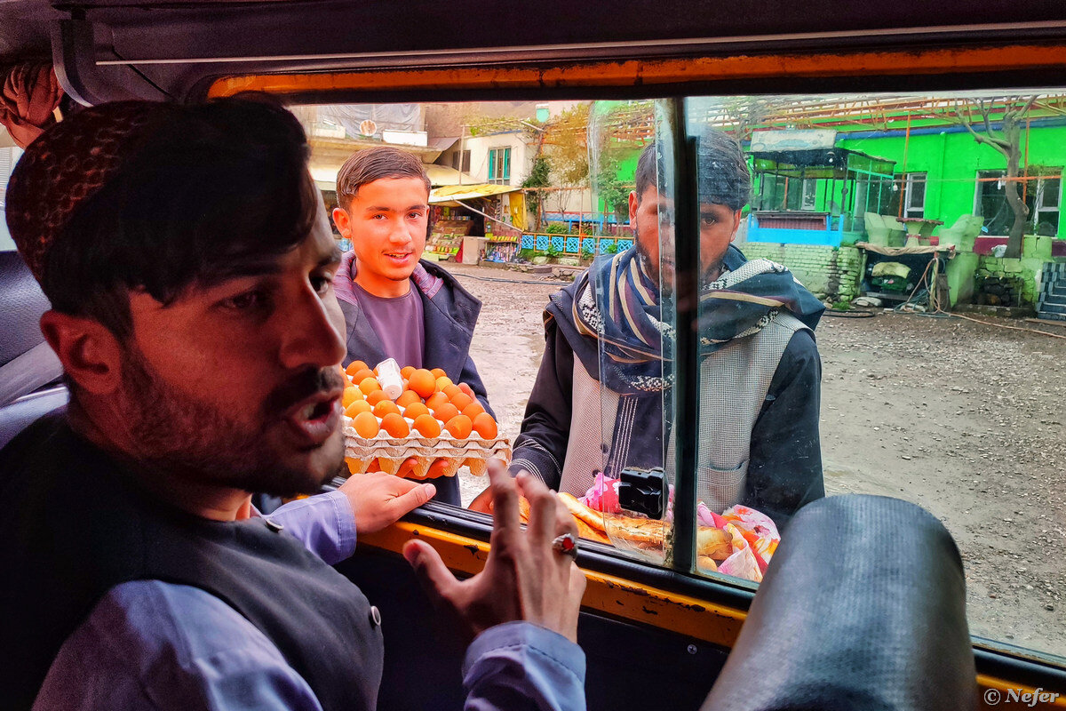 Недавно вернулась из путешествия по Афганистану. Удивилась, что в Кабуле около мечети продавались крашеные яйца. Вообще, вареные яйца - популярный фастфуд в Афганистане.-2