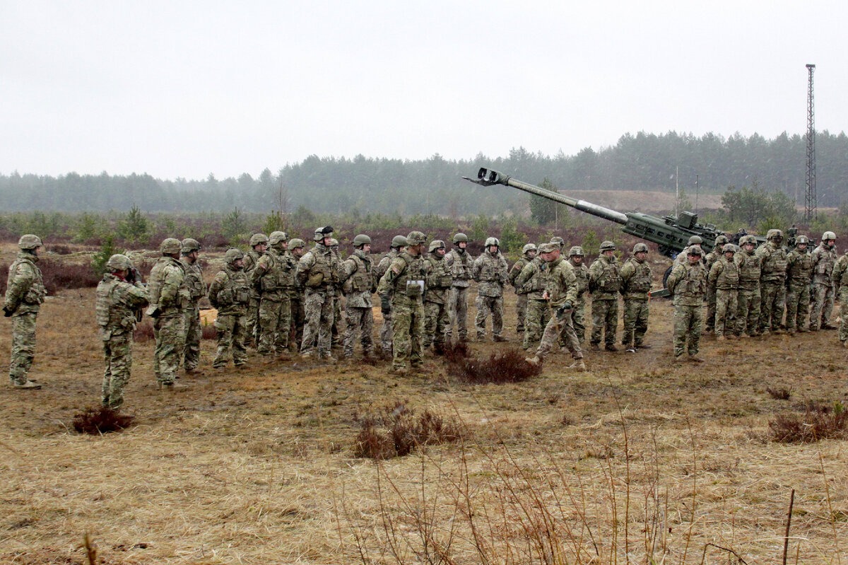 Военнослужащие Латвии и других стран НАТО на учениях в Адажи / © Sputnik