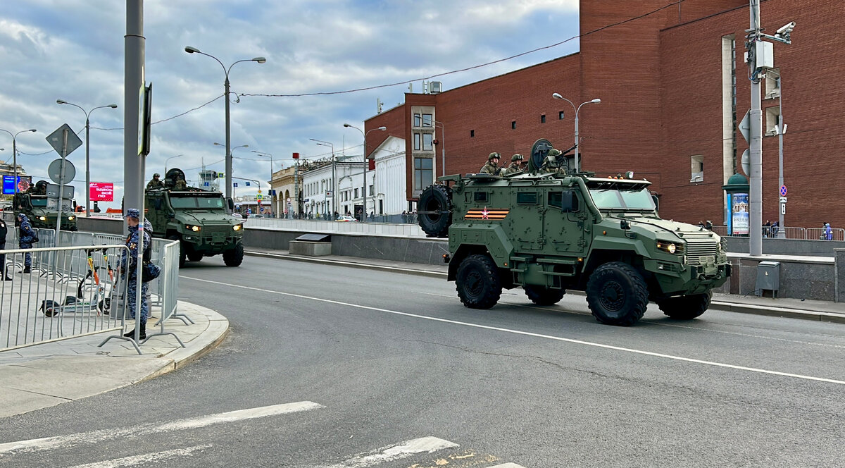 Второй год подряд наземная часть главного торжества по случаю 9 мая обещает быть достаточно компактной.