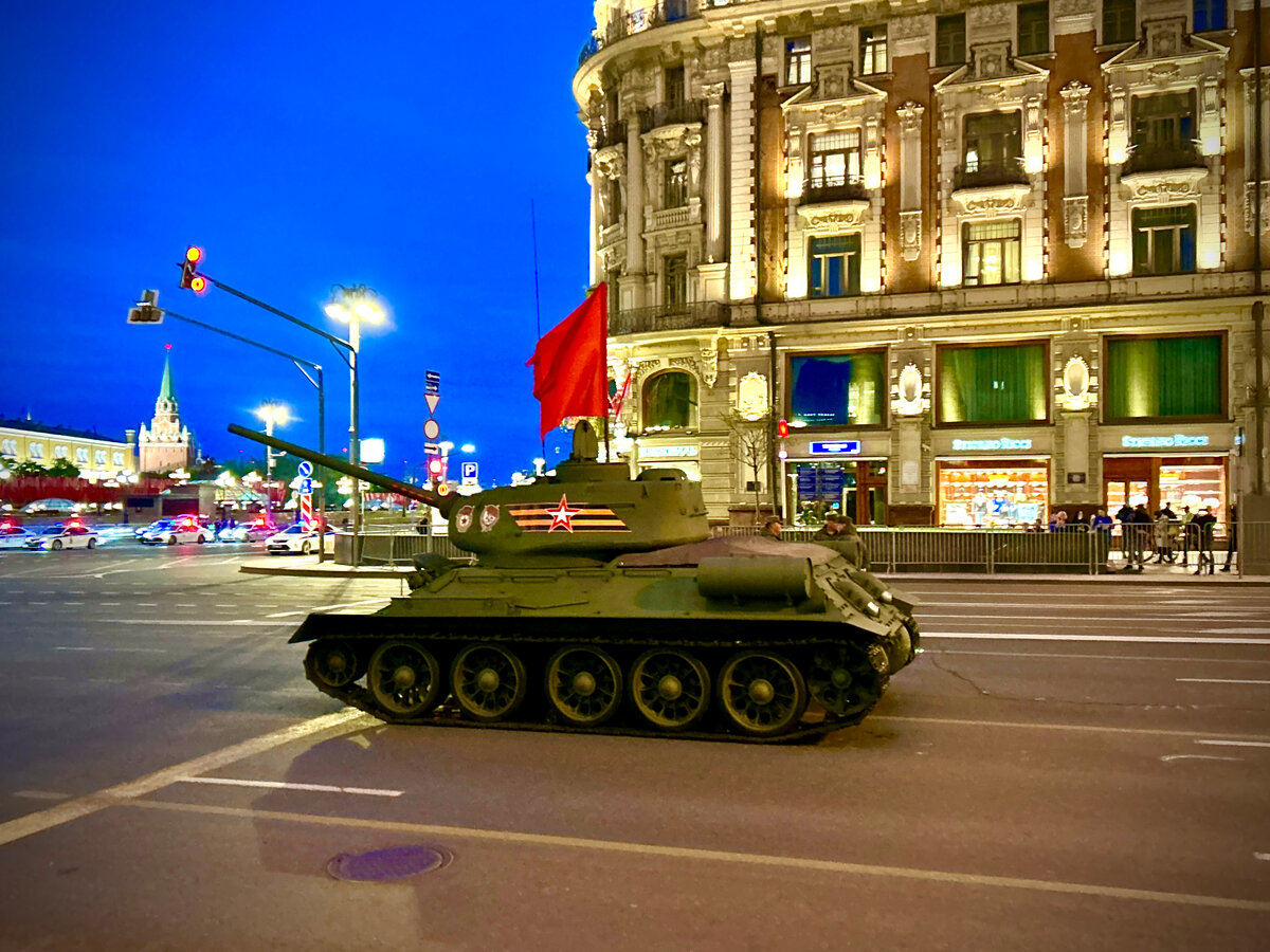 Т-34-85 в ожидании старта на Красную площадь.