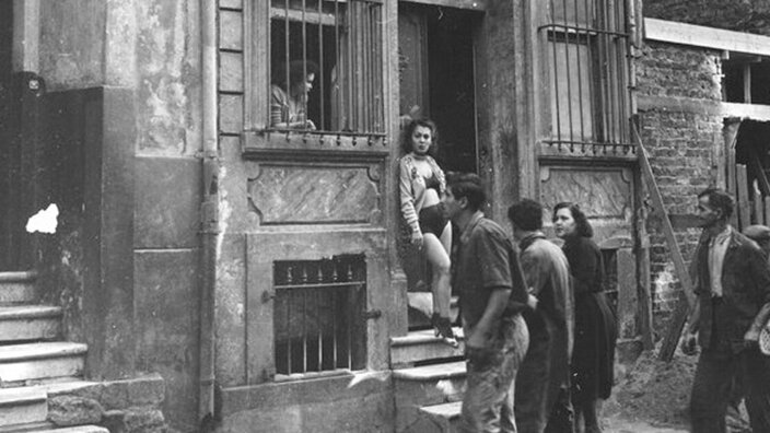 фото из свободного доступа в сети. Улица красных фонарей в Бейоглу в середине 20 века. Почти такую же картину я наблюдала в 2021 году в одном из переулков Истикляль, случайно свернув "не туда"