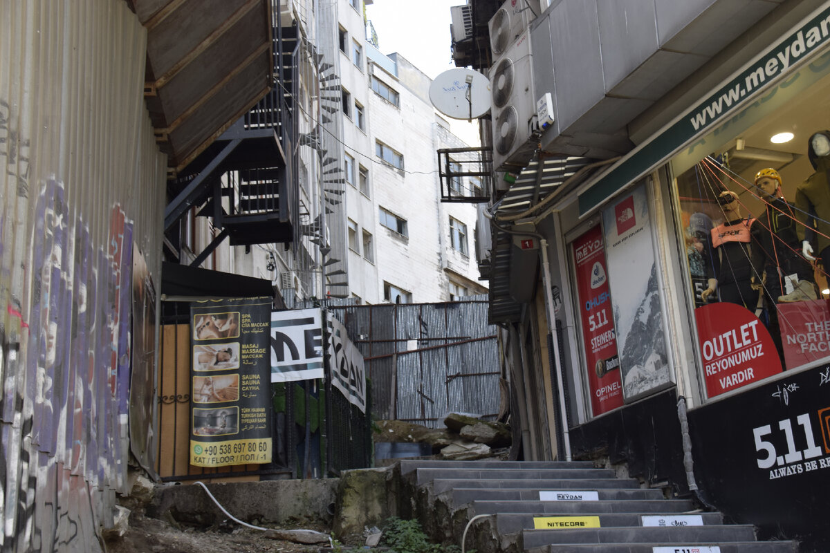 Вот так выглядит проход на улицу Зюрафа сейчас. Это если идти со стороны Каракей