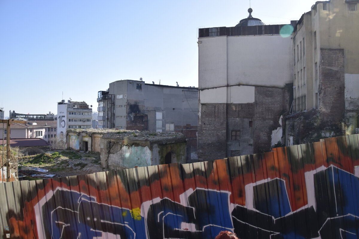 А это, если спускаться от галатской башни. Если вы были в Стамбуле, наверняка много раз проходили мимо этого переулка. Наверху справа на фото виден купол синагоги Ашкенази.