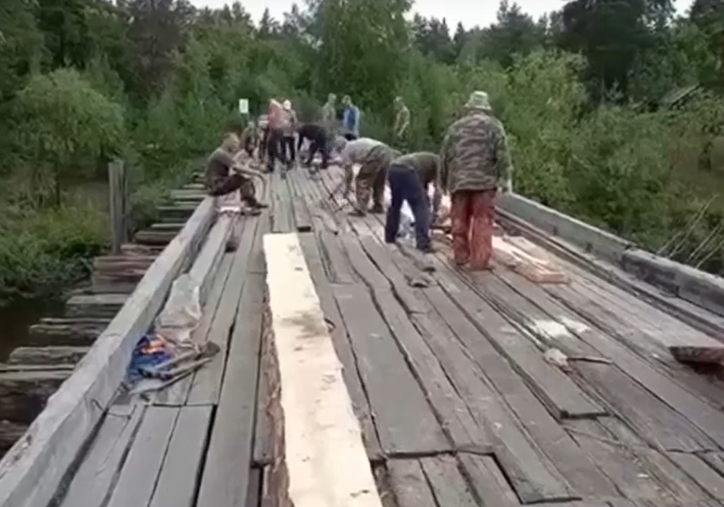     В Пестяковском районе детей доставляют до школы по опасному для жизни мосту