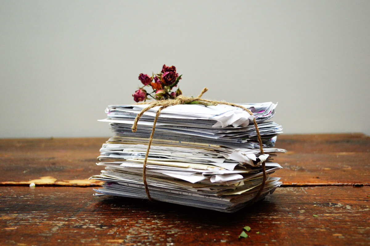 Стопка писем для прочтенья... без желания читать... Изображение из сети