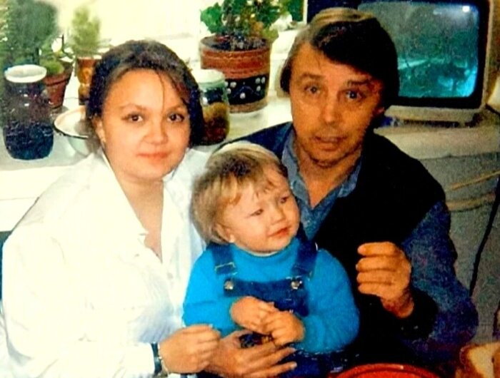 Алексей Инжеватов с дочерью Машей и внуком https://kulturologia.ru/files/u27045/6Ruchagova.jpg