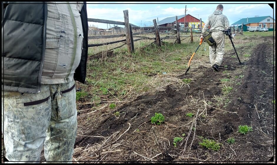 Здесь недавно прогребли большими механическими граблями, боронами.