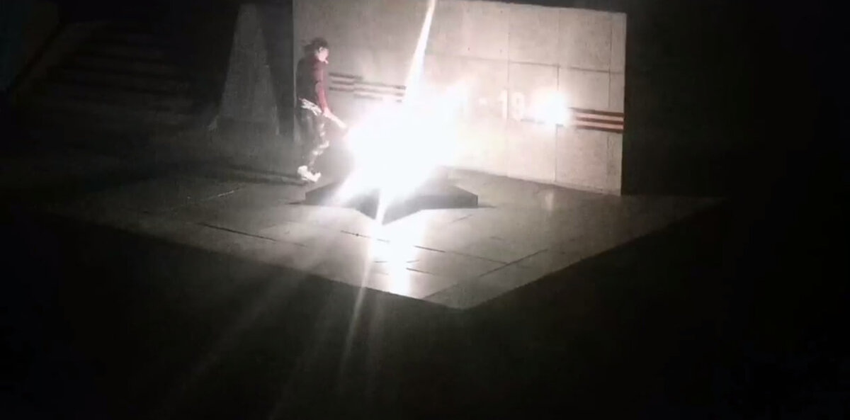 Закурила сигарету и сожгла цветы от Вечного огня