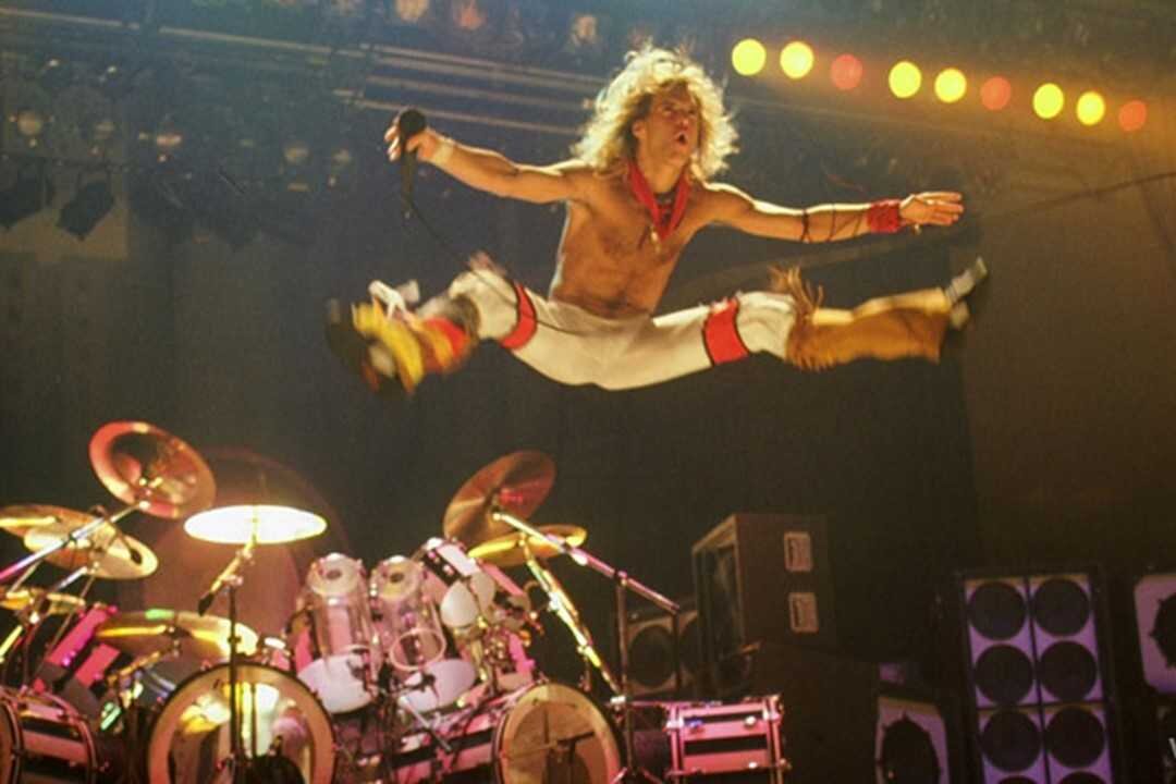 Вокалист группы Van Halen Дэвид Ли Рот в полёте. Jump!