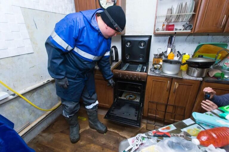    В домах оренбуржцев после паводка возобновляют подачу газа Марина Шарт