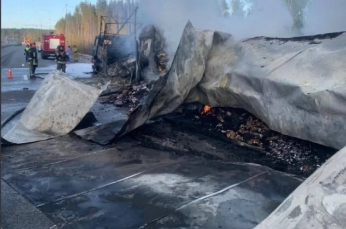    Из-за взрыва двух фур перекрыта трасса М-12 в Лаишевском районе
