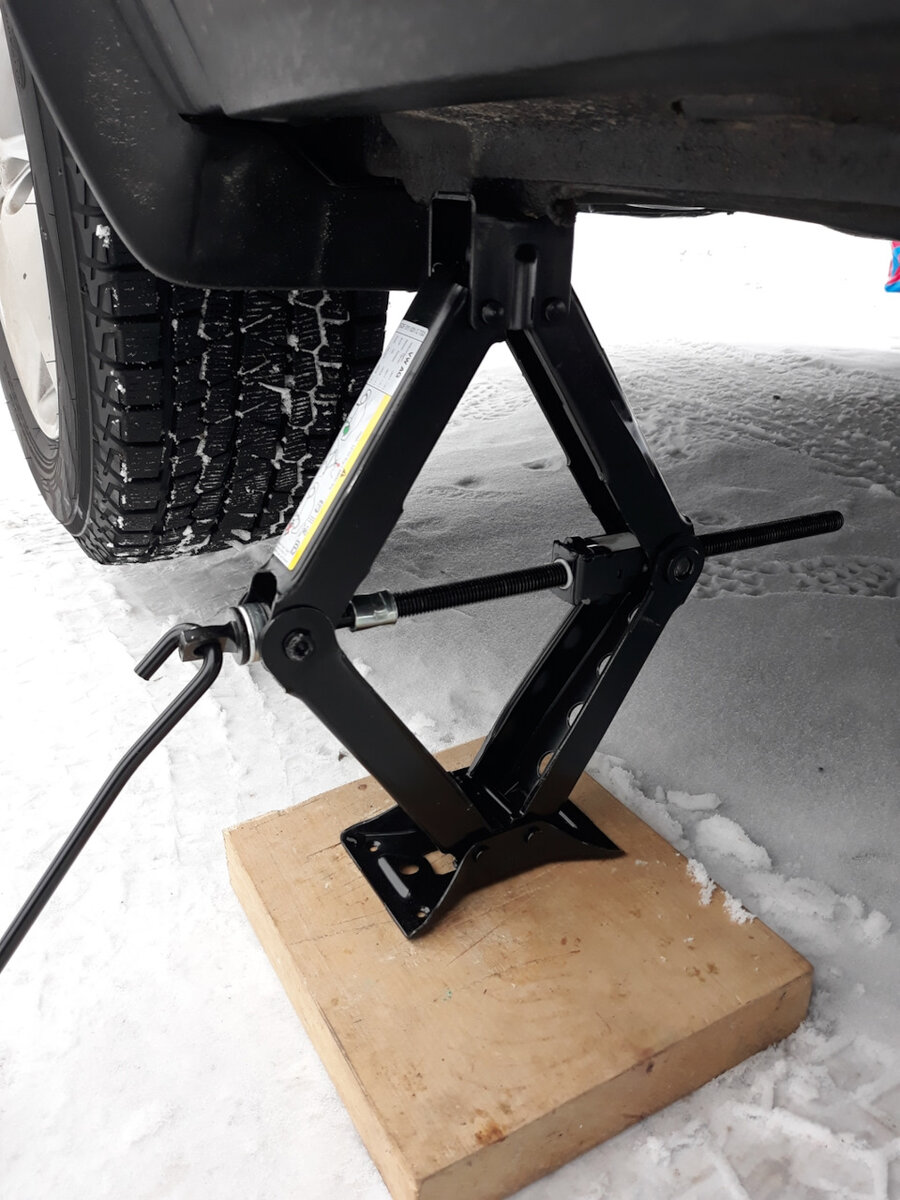 Отрез доски 40 мм. И не большой и не маленький. В самый раз чтобы по-площади выдерживать вес автомобиля на мягком грунте. Размер 150X200 мм.