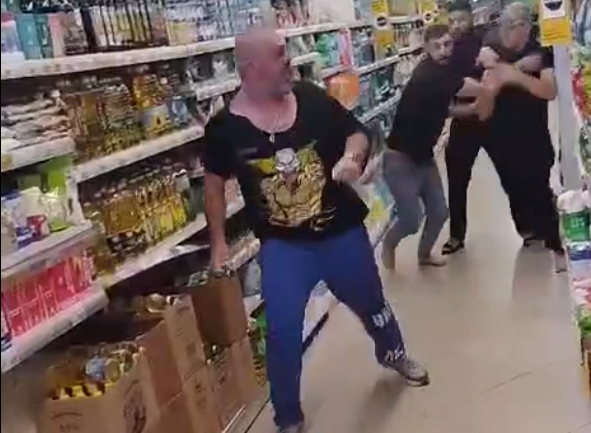 Мужчина, который пытался заступиться за девушек