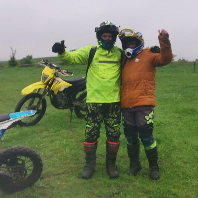 Мы с мужем  во время покатушек по горам вокруг  Кисловодска. Фото из личного архива. Май 2024.