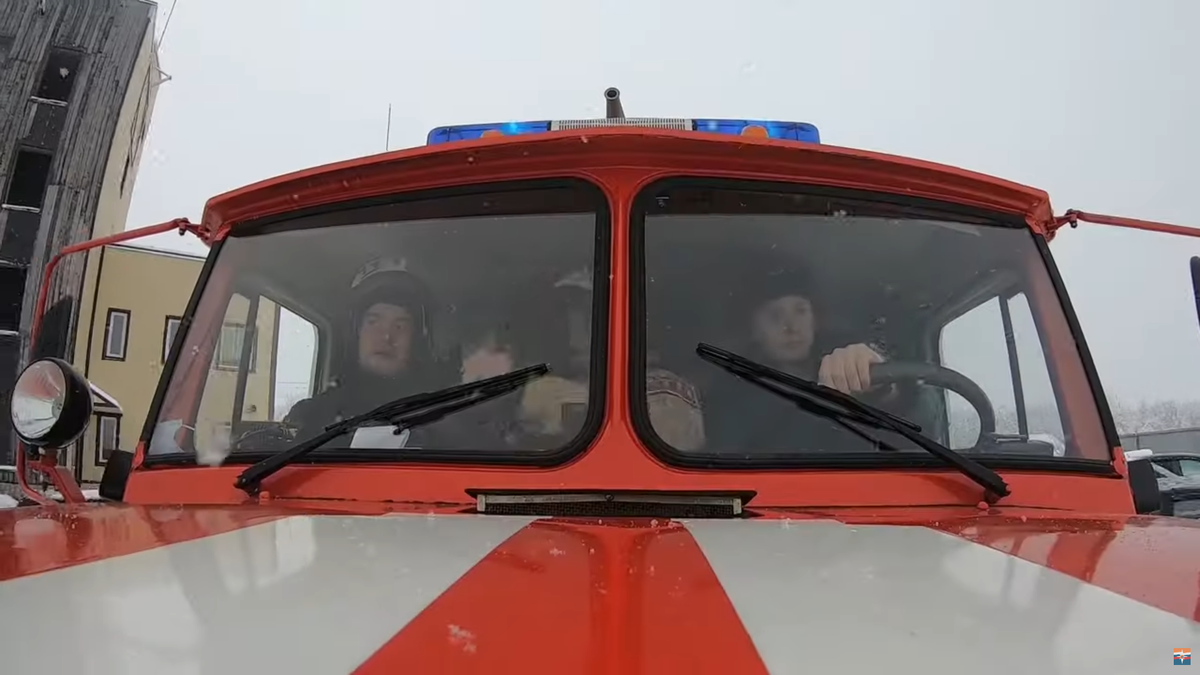 Сами думайте причём тут скорая помощь, полиция и МЧС.