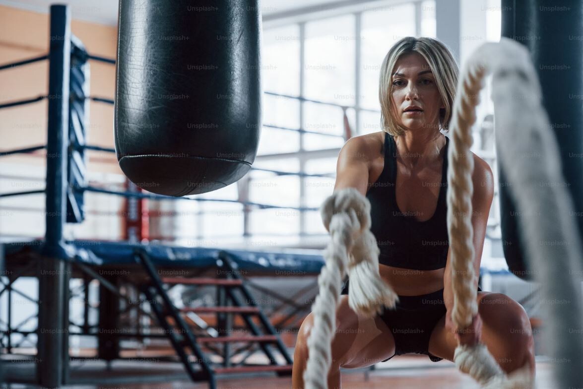 Источник фото: https://unsplash.com/photos/on-the-way-to-perfect-body-and-health-blonde-sport-woman-have-exercise-with-ropes-in-the-gym-strong-female-7bVzEqVfZY8