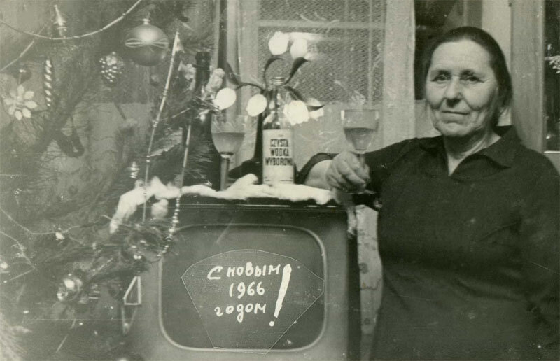 В советское время телевизор являлся не только предметом гордости, но и роскоши, который свидетельствовал о достатке семьи.