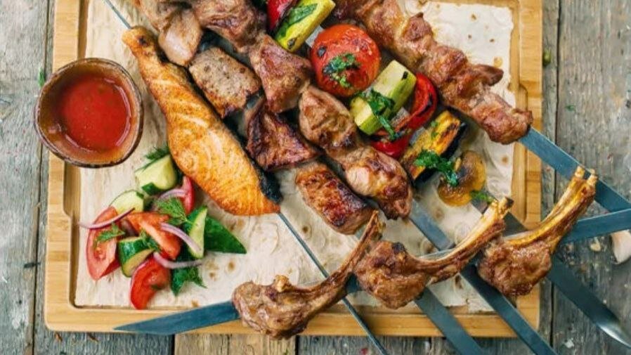 шашлык можно готовить из разных видов мяса или рыбы