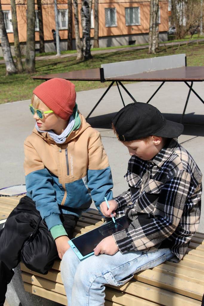 Наши ребята наслаждаются весенним солнышком