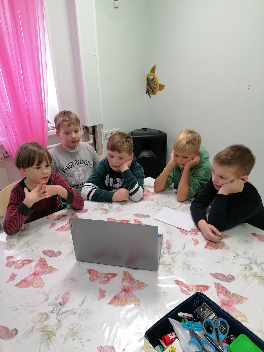 А это переменка в дождливый день. Смотрят фильм про космос