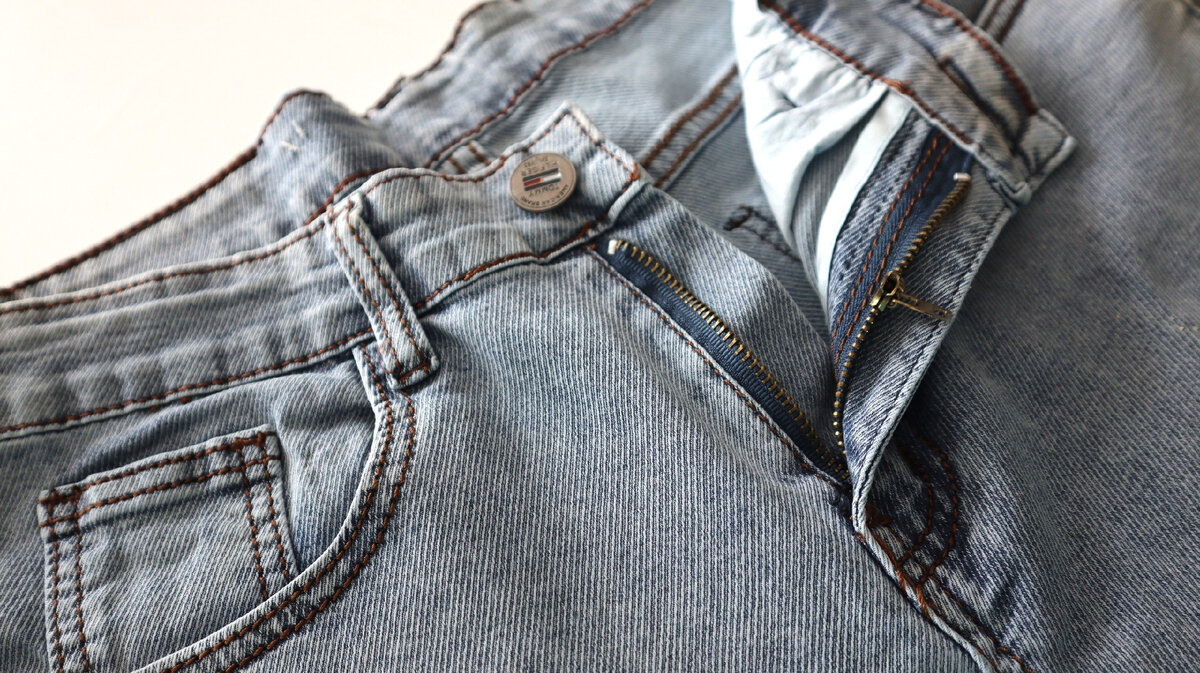 Многим знакома ситуация, когда на любимых джинсах или брюках ломается молния или отрывается пуговица.