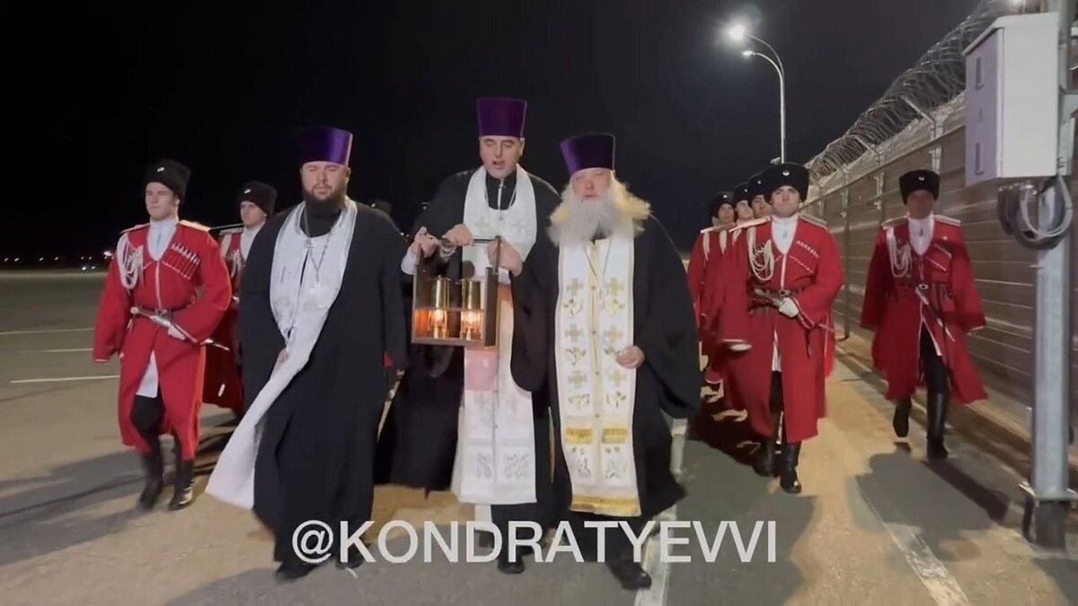    В Краснодар доставили Благодатный огонь Фото: Вениамин Кондратьев/Телеграм