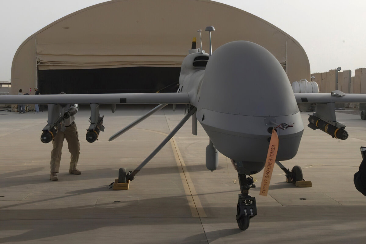     Беспилотник MQ-1C Gray Eagle с ракетами Hellfire в Ираке в 2011 году / AP / Jason Sweeney / U.S. Army