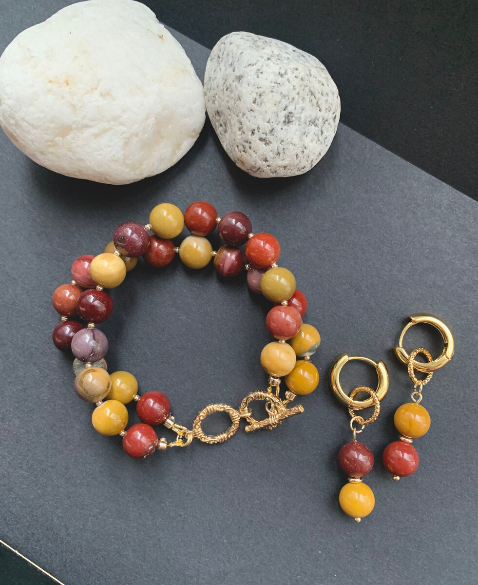 Мукаит — камень, который рекомендуется приобрести тем, кто любит откладывать дела на завтра. Он заставляет работать и не отвлекаться на ненужные дела.  
Карамельные цвета дарят радость и заряжают позитивом на целый день.
Используется мукаит в лечебных целях. Он укрепляет иммунитет, применяется при лечении заболеваний почек и мочеполовой системы.

Его рекомендуется носить женщинам, которые мечтают о материнстве. Он полезен при беременности, так как помогает выносить и родить здорового ребёнка.

Мукаит не подходит людям, которые страдают бессонницей. Так как он пробуждает энергию, то перебои со сном могут участиться.

Бусы из мукаита увеличивают метаболизм. Их ношение способствует ускорению обмена веществ, и снижению веса.

Рекомендуется держать украшение из мукаита в комнате — оно наполнит дом спокойствием и благожелательностью.
