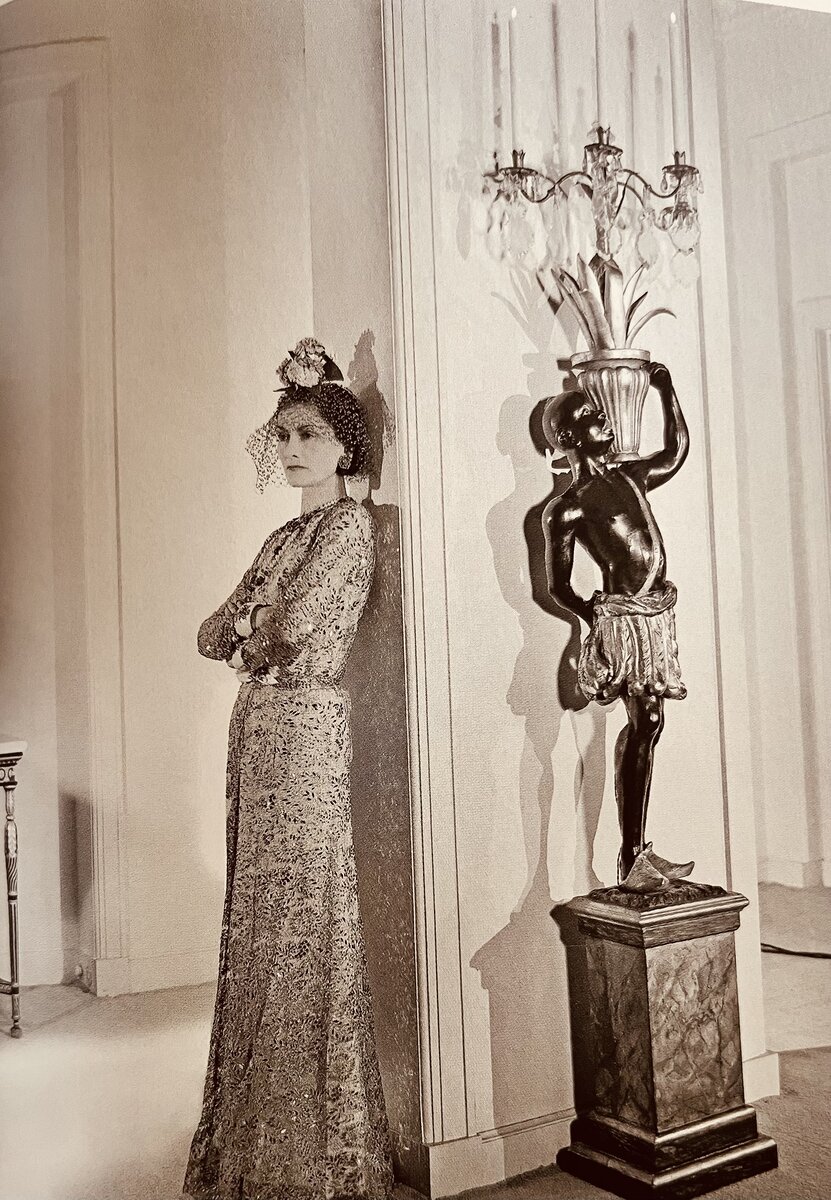 Габриэль Шанель. 1937 год. Фотограф Сесил Битон. Фото из книги Одинокая Шанель. 