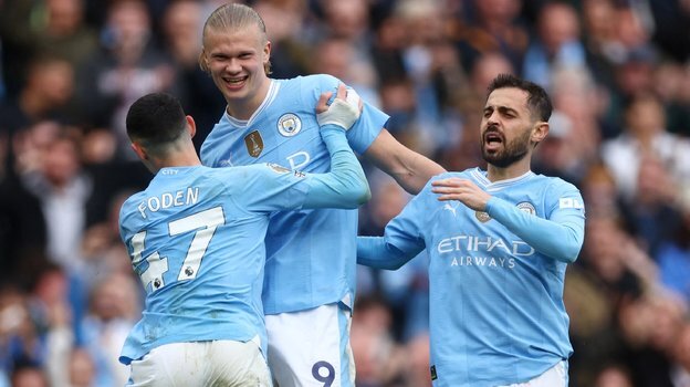    Эрлинг Холанн празднует четвертый гол вместе с Бернарду Силвой и Филом Фоденом. Reuters