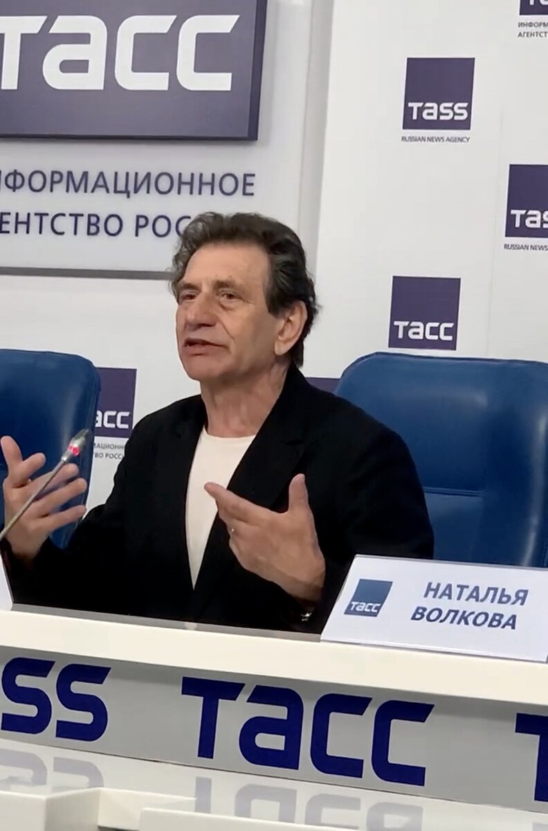  ректор Театрального института имени Б. Щукина, народный артист РФ Евгений Князев