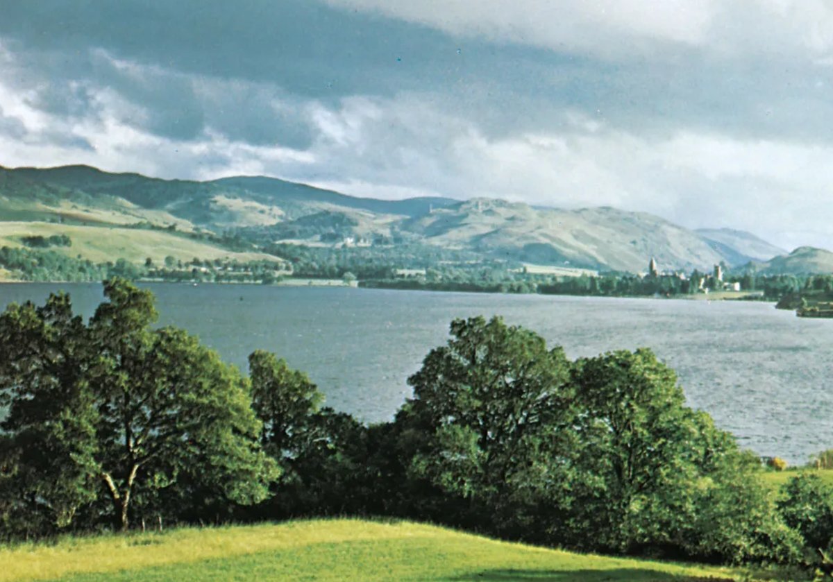 Озеро Лох-Несс в Шотландии.