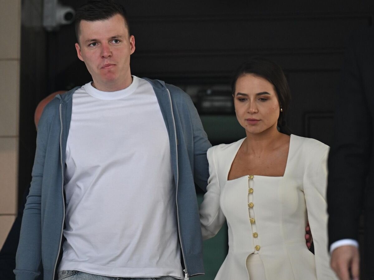    Блогер Валерия Чекалина с супругом Артемом у Пресненского суда Москвы© РИА Новости / Григорий Сысоев