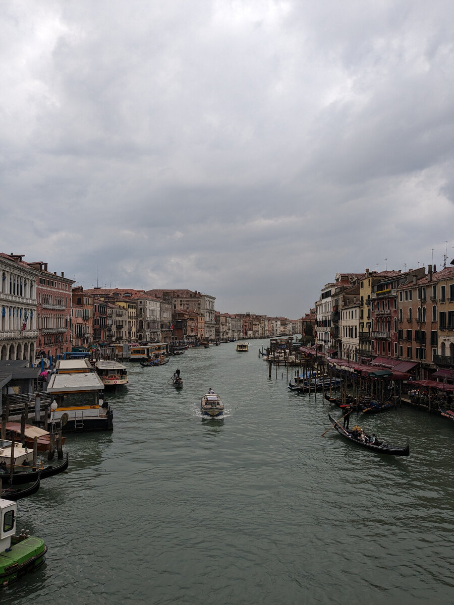 Кстати, самый дешевый способ добраться из аэропорта на остров - это дойти пешком до остановки Tessera Centro (примерно 1.5км от аэропорта по приличному тротуару) и сесть на автобус ACTV (5, 15, 45). У водителя купить билет стоит 3 евро, но если покупать в кассе - то всего 1.5 (а за поездку на том же автобусе непосредственно до/от аэропорта придется заплатить 10 евро в кассе). А самый веселый и интересный способ - на лодочке (есть дорогие private, а есть и public - только проверьте на каком причале вам надо выйти на самом острове и идет ли туда лодка).